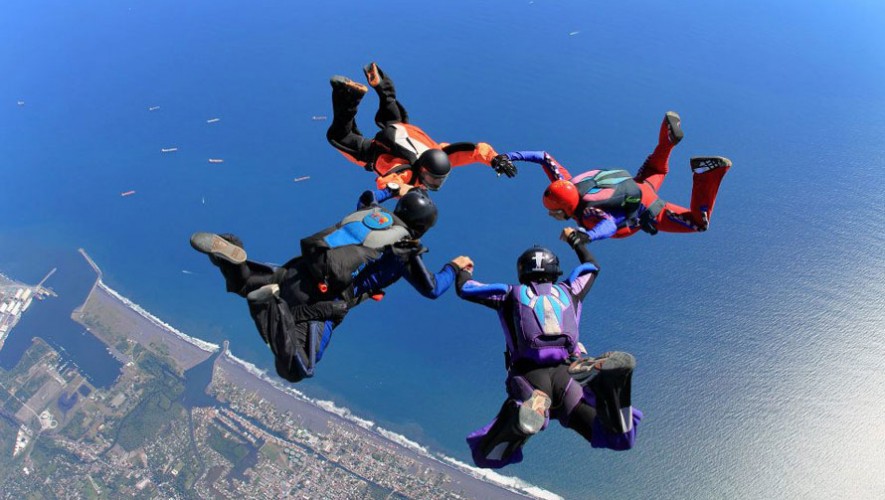 La imagen tiene un atributo ALT vacÃ­o; su nombre de archivo es hacer-paracaidismo-en-guatemala-885x500-2.jpg